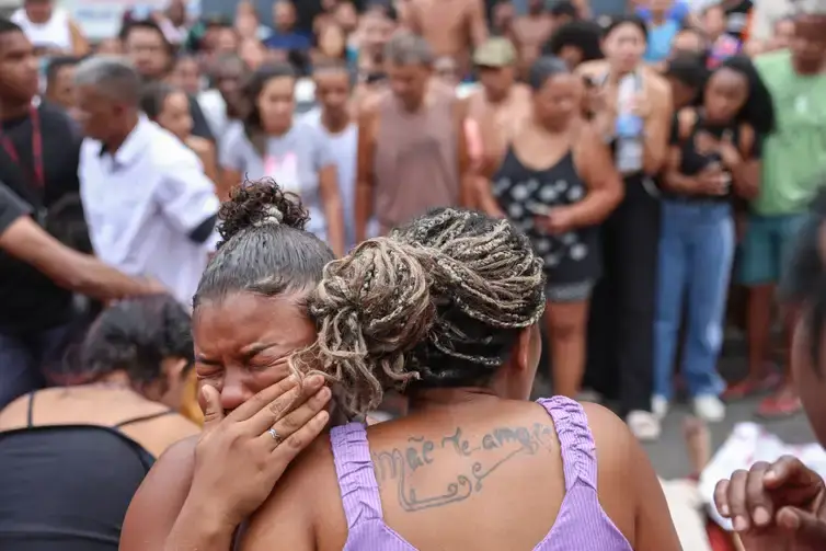 Rio de Janeiro (RJ), 22/12/2025 - Retrospectiva 2025 - Foto feita em 28/10/2025 - Dezenas de corpos são trazidos por moradores para a Praça São Lucas, na Penha, zona norte do Rio de Janeiro. Operação Contensçao.
Foto: Tomaz Silva /Agência Brasil